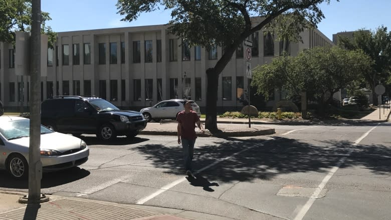 Regina to install flashing pedestrian crossing beacons at 3 intersections