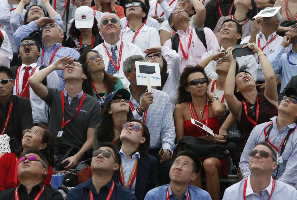 REFILE - REMOVING EXTRA WORD Spectators watch an aerial display by the Republic of Korea Air Force's Black Eagles at the Singapore Airshow February 11, 2014. REUTERS/Edgar Su (SINGAPORE - Tags: BUSINESS TRANSPORT)
