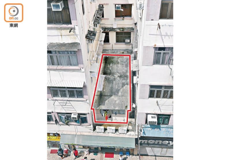 聯昌大樓二樓前座平台存僭建物（紅框示）至少12年。（李志湧攝）