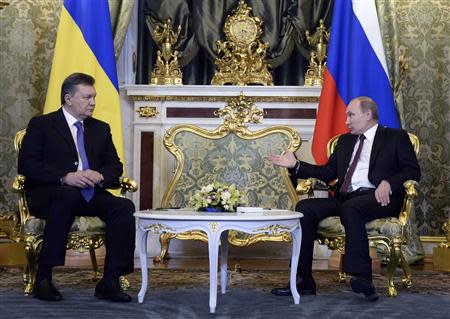 Russia's President Vladimir Putin (R) meets with his Ukrainian counterpart Viktor Yanukovich at the Kremlin in Moscow, December 17, 2013. REUTERS/Alexander Nemenov/Pool