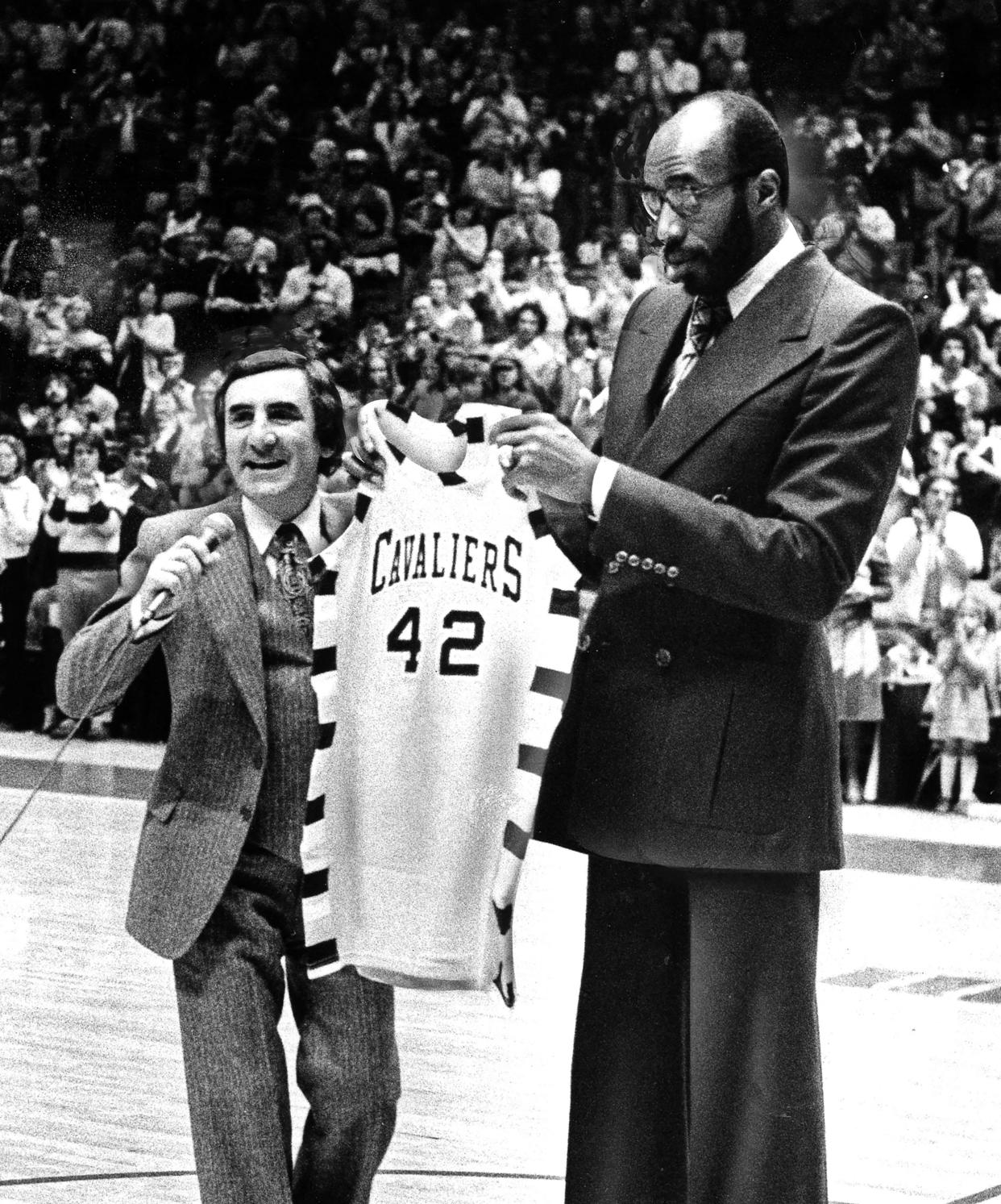 Cleveland Cavaliers owner Nick Mileti, left, honors Nate Thurmond during a jersey retirement ceremony at the Richfield Coliseum on Dec. 18, 1977.