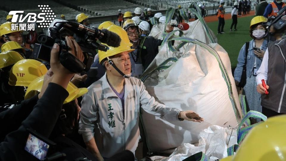 台北市議會教育委員會今（９）日赴大巨蛋考察，是大巨蛋鋪上人工草皮後首次曝光。（圖／林至柔攝）