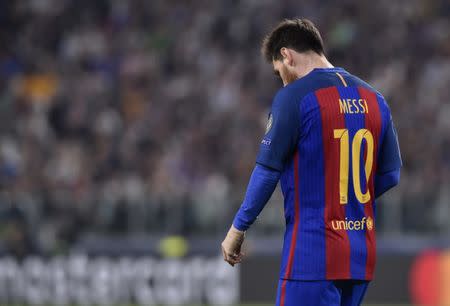 Foto del martes del delantero del Barcelona Lionel Messi tras la derrota 3-0 ante Juventus. 11/4/17 La Juventus de Italia goleó el martes 3-0 al Barcelona en la ida de los cuartos de final de la Liga de Campeones, en un emocionante partido de ida y vuelta en que el delantero argentino Paulo Dybala marcó dos goles. Reuters / Giorgio Perottino