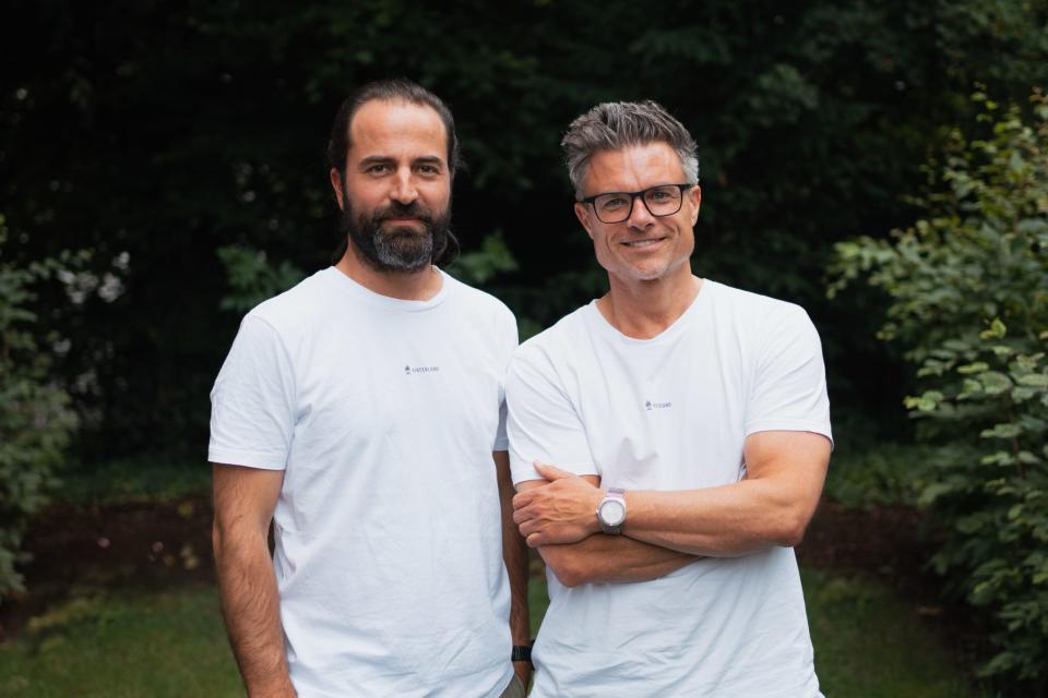 Die beiden Gründer Oliver Raatz (l.) und Marcus Oltmanns wollen Outdoor-Fans auf ihrer Plattform private Übernachtungsplätze in der Natur bieten. - Copyright: Hinterland Camp