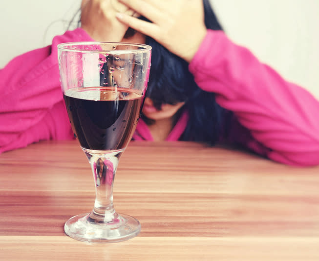 Beber vino tinto podría hacerte pasar un mal rato si eres una persona sensible a algunos de sus componentes. Foto: Jiraporn Gurle/EyeEm/Getty Images