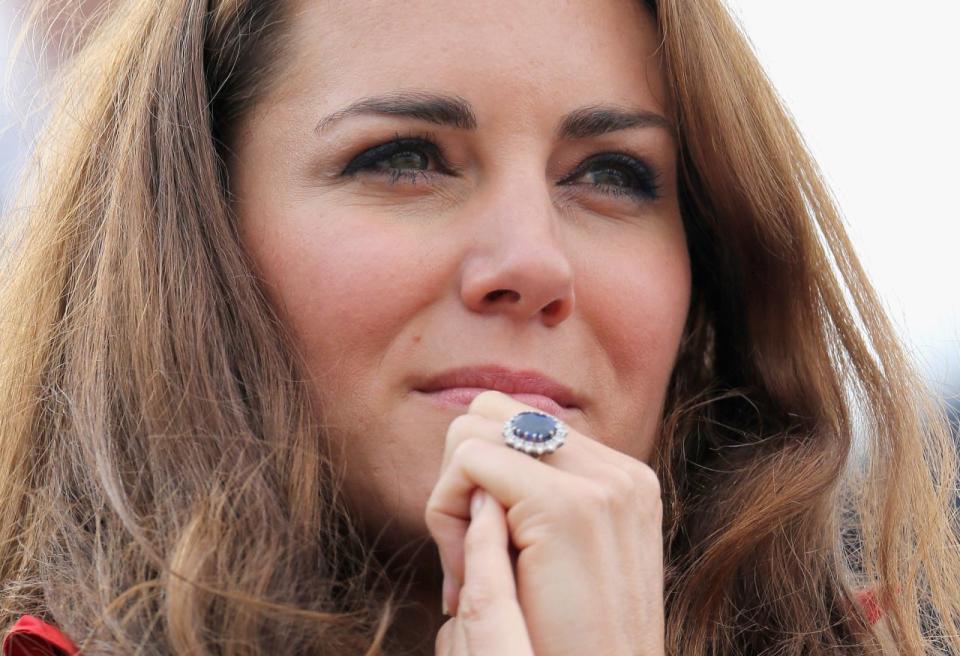 Le fameux saphir ovale de la duchesse de Cambridge est probablement la bague de fiançailles la plus célèbre de toutes. 