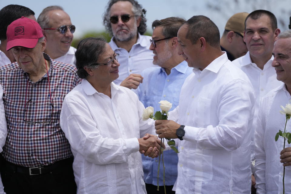 El presidente de Colombia, Gustavo Petro, a la izquierda, y el ministro de Transporte de Venezuela, Ramón Araguayán, se dan la mano en el Puente Internacional Simón Bolívar durante una ceremonia para marcar su reapertura el lunes 26 de septiembre de 2022. (AP Foto/Fernando Vergara)