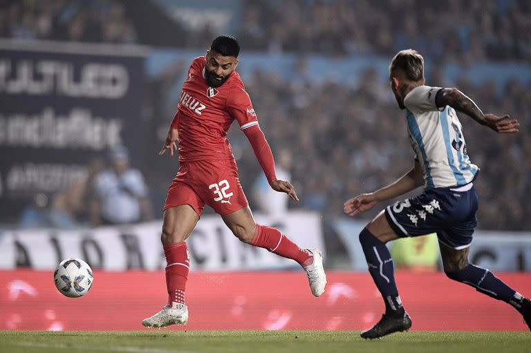 Canelo entra por detrás de Piovi y marca el gol de Independiente