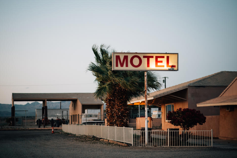 Ein &#xe4;lteres Motel mit Leuchttafel in der Aussenansicht.