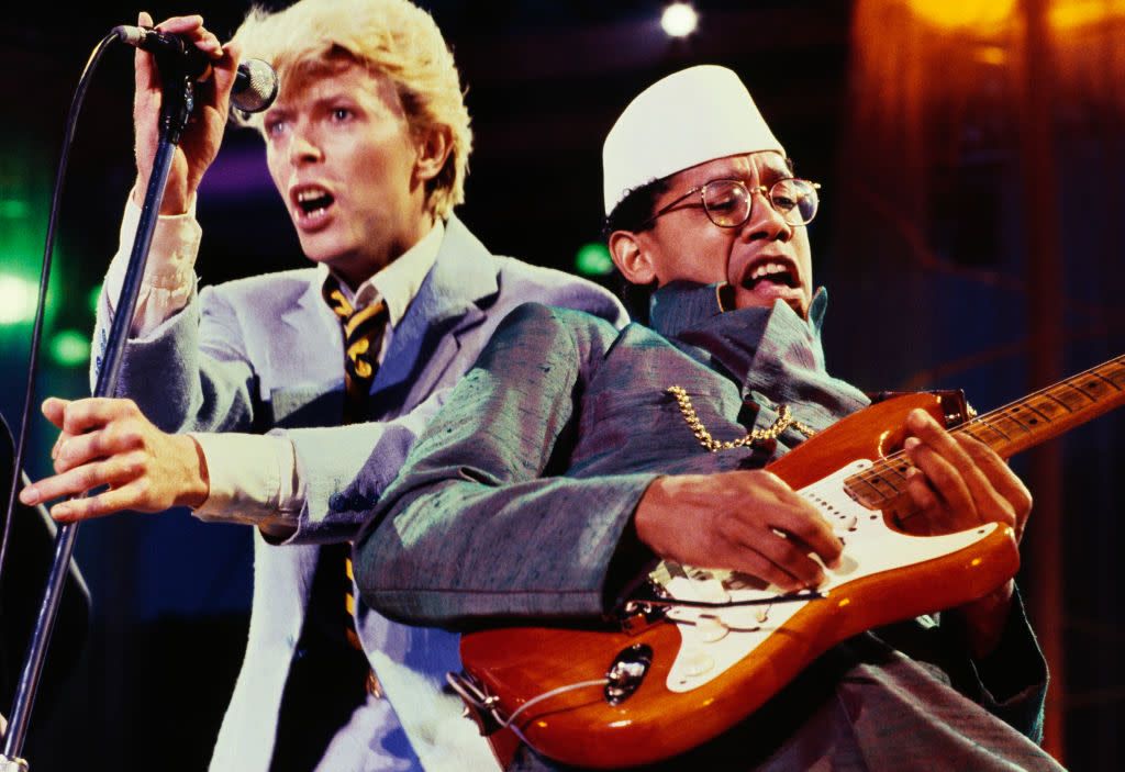 Bowie and Carlos Alomar in France touring off the back of <em>Let’s Dance</em>, 1983. (Photo by Luciano Viti/Getty Images)