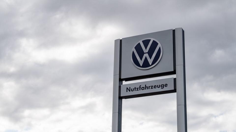 Ein VW-Logo hängt bei einem Volkswagenhändler über dem Schriftzug Nutzfahrzeuge.