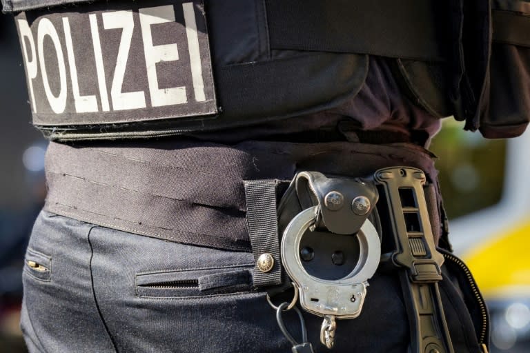Im nordrhein-westfälischen Velbert haben Spezialkräfte der Polizei einen randalierenden sogenannten Reichsbürger festgenommen. Laut Polizei in Mettmann schlugen Nachbarn Alarm, weil der 30-Jährige im Flur eines Mehrfamilienhauses randalierte. (Odd ANDERSEN)