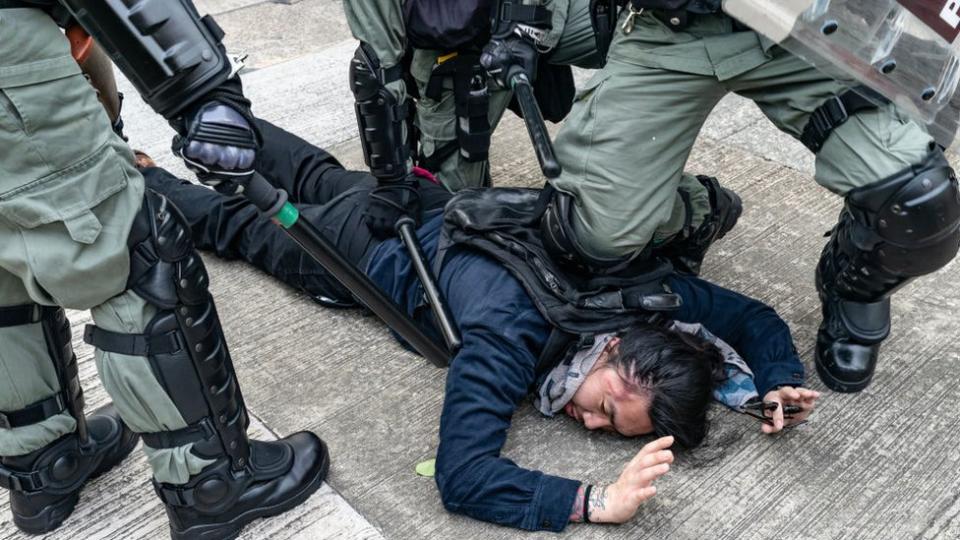 Hombre detenido en Hong Kong, agosto 2019