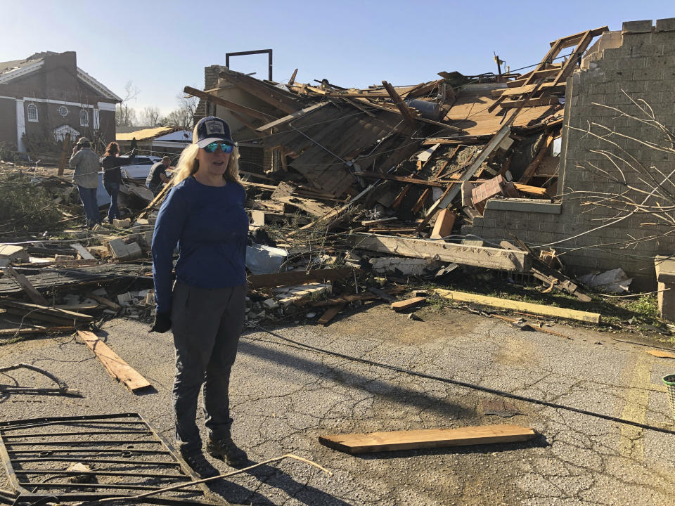 Heidi Jenkins, propietaria de Boulevard Salon, habla con un reportero frente a su negocio destruido en Wynne, Arkansas, el sábado 1 de abril de 2023. Varios tornados implacables arrasaron partes del sur y el centro norte de EEUU, destrozando casas y centros comerciales. (AP Foto/Adrian Sainz)