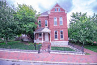 Parece una casa más, pero esta vivienda que se encuentra a la venta en la ciudad de Fayette, en el estado de Missouri (EE.UU.), tiene una cárcel en su sótano. (Foto: <a href="http://radelteam.houseofbrokers.com/property/328-394721-203-E-Morrison-Fayette-MO-65248?__cf_chl_jschl_tk__=7a80ebe942c94c12fda7dfa3cefae6cd9f50be3c-1597741071-0-AS5URRyAb_IOchM9zdND0Sm0yC0r5Tn00JbhJ5iYDaW3I9Re-IyqNaREfiLmKnZdtStlrlLqmkKrSb0rNQmTU9zg9Xhxox2qJQ0BXdT3SlczY0VDviufcVZ8YchwcE2znLlDrmgs6oQg3q4QYVx2O_DFz1M6YObHfSs_rW9YSfTUPTCDczkdJEwNdmSvLjVFacMIBSpH4L5yTwzqpO8tKHvurk6fWuWODRV8zVVTxbQ6-004ekLrK6AQi9VRTA-6Le0-CVGmoT7H3zkA6mkTKsAEubTbCOP6YVwd2CoYKmBnLf64pZWS8RA2K6TfBtKl_VCfKAQNqIpWHLkZDJE3iyY" rel="nofollow noopener" target="_blank" data-ylk="slk:House Of Brokers Realty;elm:context_link;itc:0;sec:content-canvas" class="link ">House Of Brokers Realty</a>).