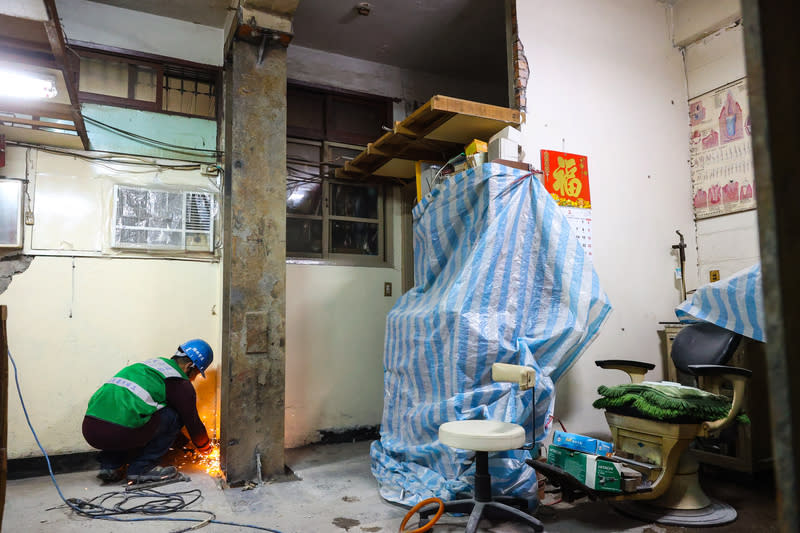 圖為花蓮強震，台北市中正區南機場整建住宅有建物發生受損情況，工作人員進行H型鋼支撐補強施工作業。（中央社資料照）