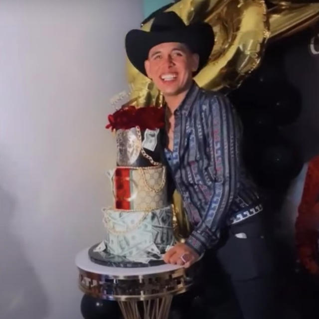 Jhonny Caz celebra una fiesta 'buchona' con una tarta recubierta de dólares