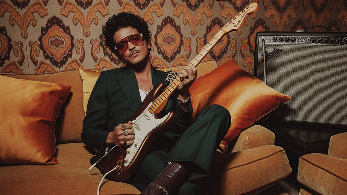  Fender Bruno Mars Stratocaster. 