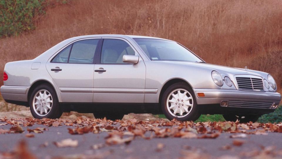九孔被小偷光顧的這輛車則是W210世代的E-Class。(圖片來源/ M-Benz)