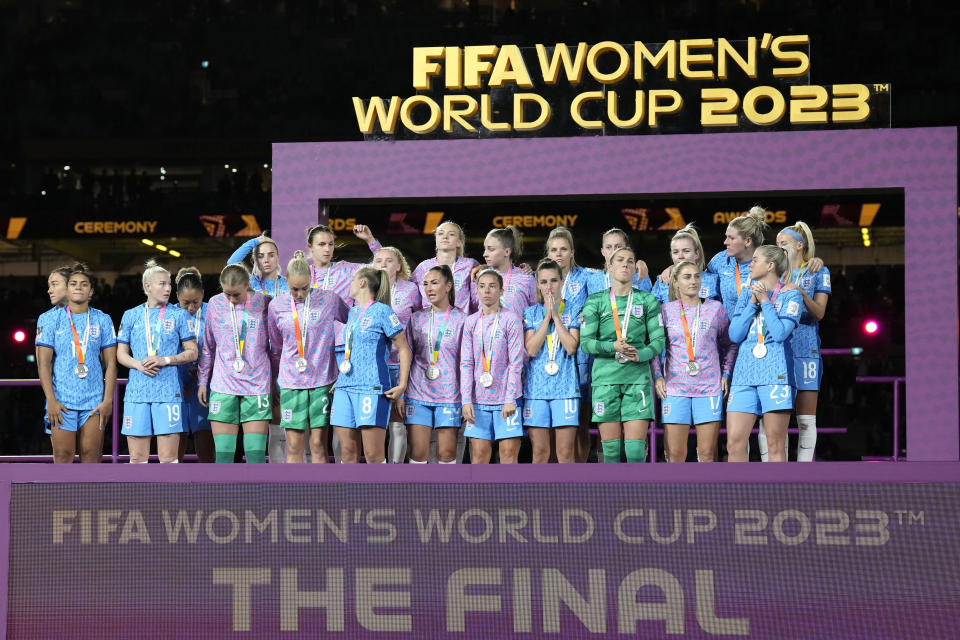 Team of England stand on the podium after their loss to Spain during the Women's World Cup soccer final at Stadium Australia in Sydney, Australia, Sunday, Aug. 20, 2023. (AP Photo/Alessandra Tarantino)