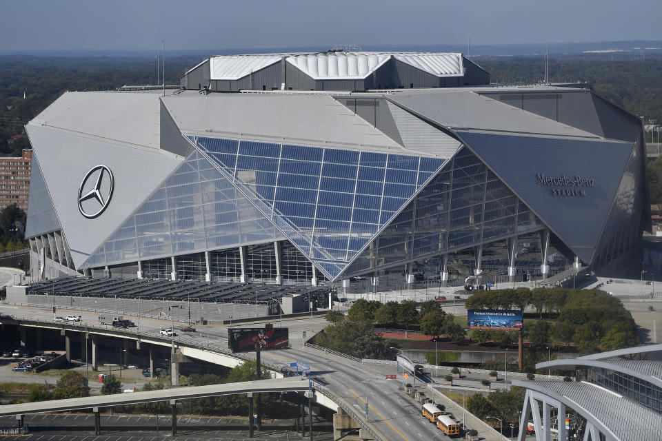 ARCHIVO - El estadio Mercedes-Benz, sede de los Falcons de Atlanta de la NFL y el Atlanta United de la MLS. (AP Foto/Mike Stewart)