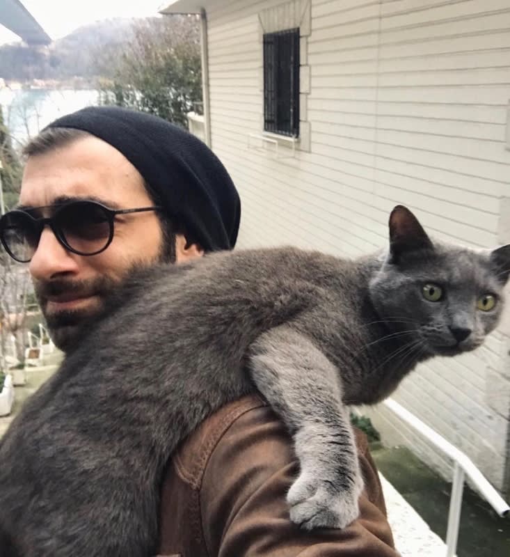 İlker Kaleli es una gran amante de los animales y tiene un gato como mascota