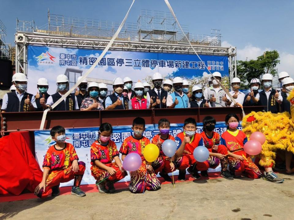 南屯區精密園區山仔腳平面停車場改建為停三立體停車場，舉行上梁典禮。（記者徐義雄攝）