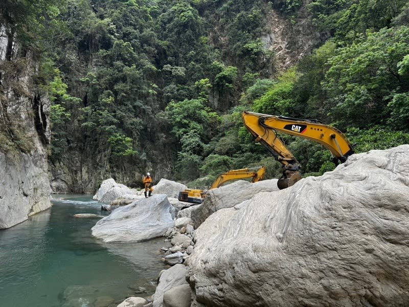 花蓮強震直至8日仍有6人失聯，太魯閣砂卡礑是重點搜救區，大型機具要到達砂卡礑步道必須下河谷，已從峽谷橋下河床的地方開始前進，由於遇到巨石無法排除，另行開闢旁邊山路挺進。 （圖／花蓮縣消防局提供） 