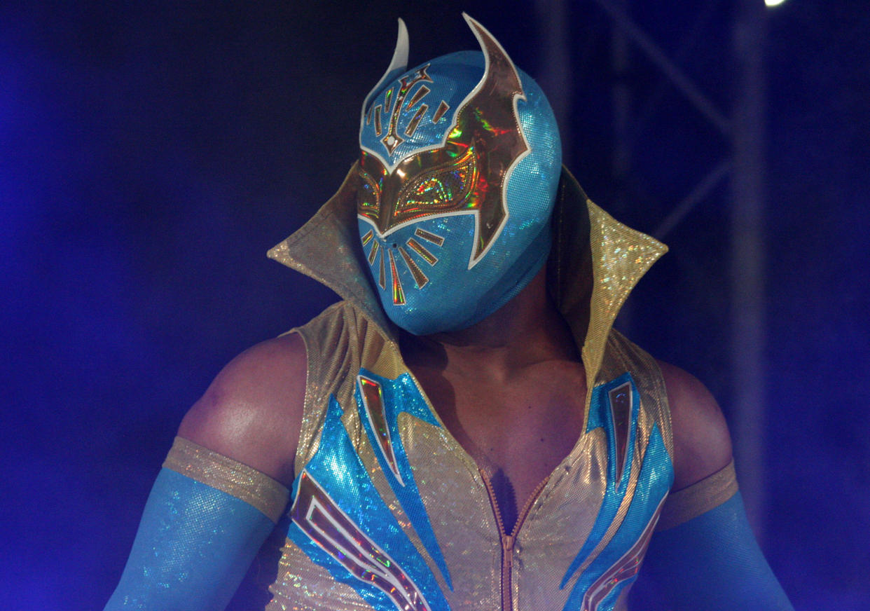 Místico como Sin Cara, su personaje en WWE, durante un evento en Durban, Sudáfrica, en julio de 2011. (Steve Haag/Gallo Images/Getty Images)