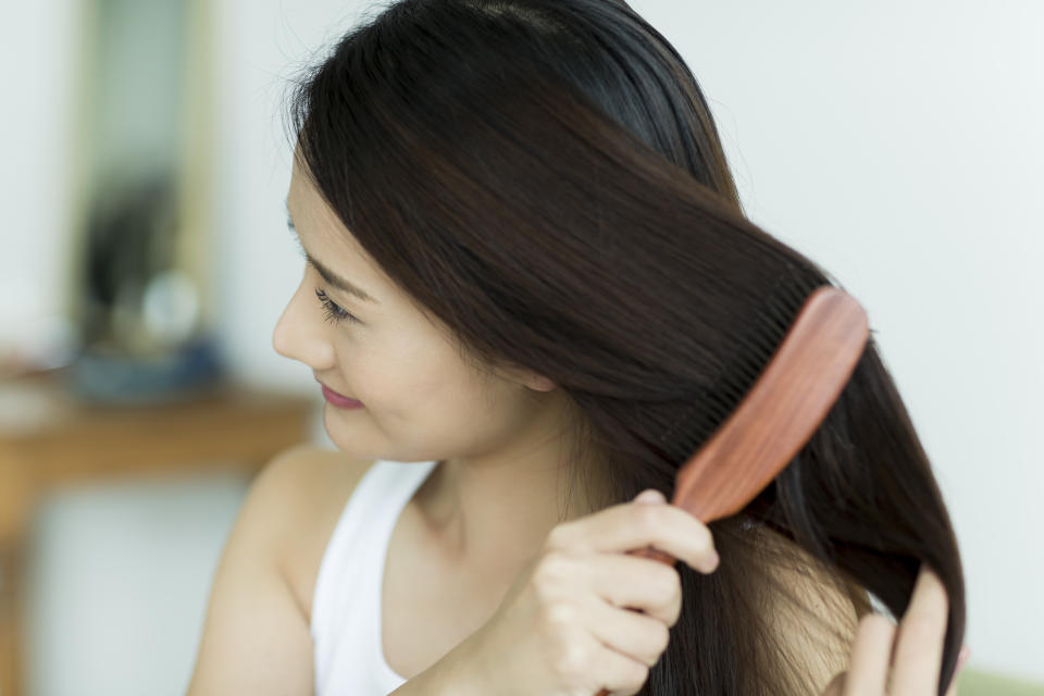 染燙後護髮技巧10：梳頭促進血液循環（圖片來源：Getty Image）