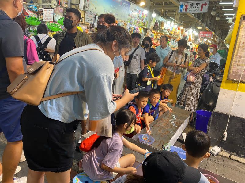 ▲不少韓國小朋友在遊戲區體驗撈金魚。（圖／記者徐銘穗攝）