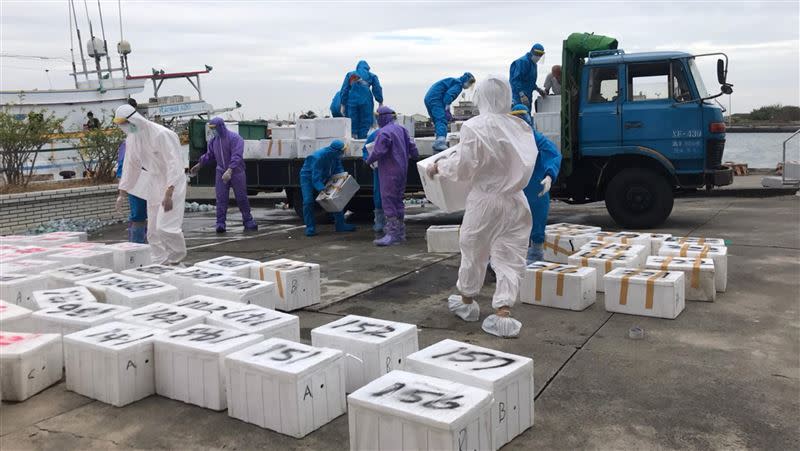 澎湖漁船「昇鴻祥」曾走私農產品遭列為監控對象，本月又被查獲船上有大量毒品。（圖／翻攝畫面）