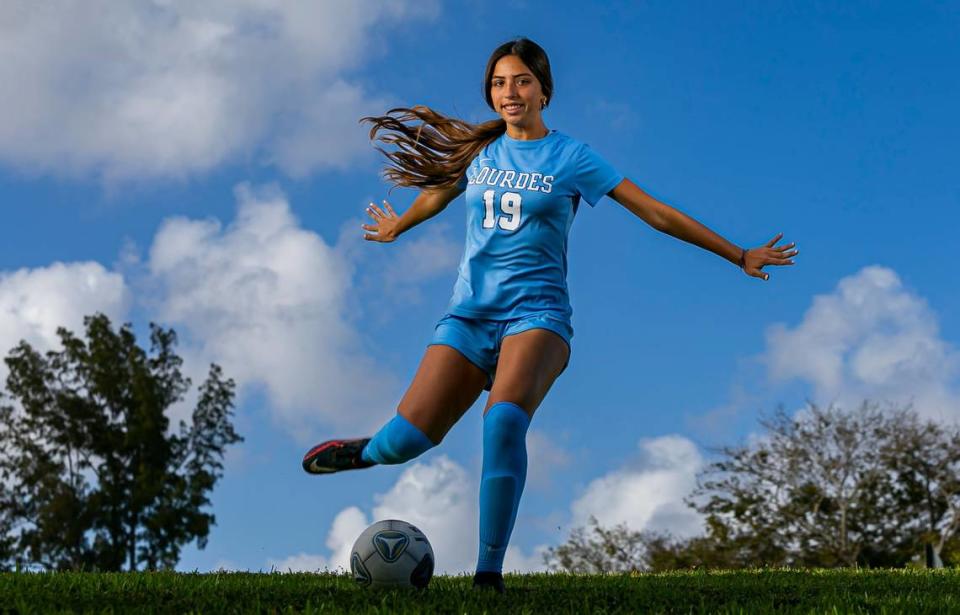 La jugadora de futbol del año de las escuelas secundarias de Dade, Katerina Puig, de la Lourdes Academy, es fotografiada en el parque A.D. Barnes en Miami, Florida, el martes 8 de marzo de 2022.