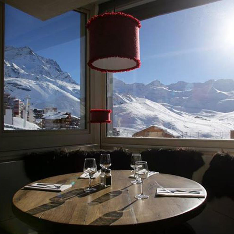 <p> Fraîchement rénové, le restaurant « La Maison Blanche » dévoile une carte régionale et généreuse où le magret de canard fait de la concurrence à la fondue savoyarde. Miam !<br>Plus d’informations sur <a href="https://city-guide.elle.fr/saint-martin-de-belleville-73/sortir/restaurants/maison-blanche-9203" rel="nofollow noopener" target="_blank" data-ylk="slk:La Maison Blanche;elm:context_link;itc:0;sec:content-canvas" class="link ">La Maison Blanche</a></p><br>