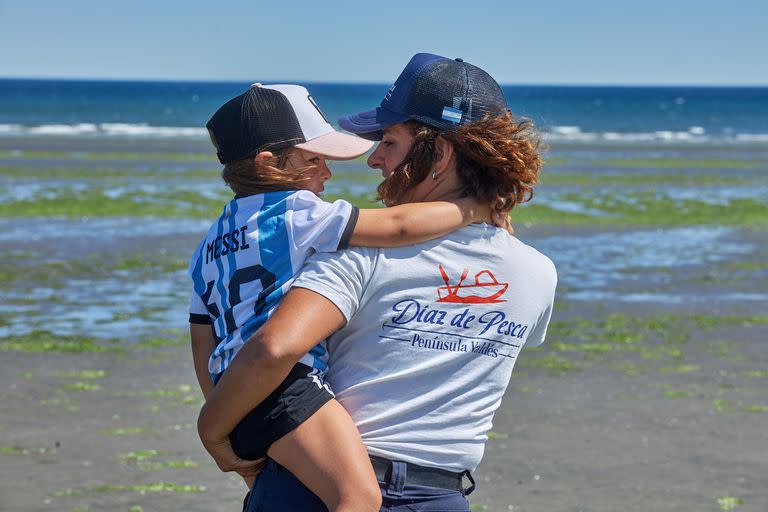 En el Golfo San José de la península Valdés, sobre la playa Larralde, Antonella Diaz y Beto Alcantara ofrecen una degustación de frutos del mar.