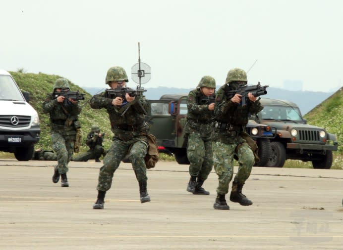 陸軍第六軍團官兵15日演練反空機降，採交互掩護方式掃蕩敵軍。（軍聞社記者李忠軒攝）