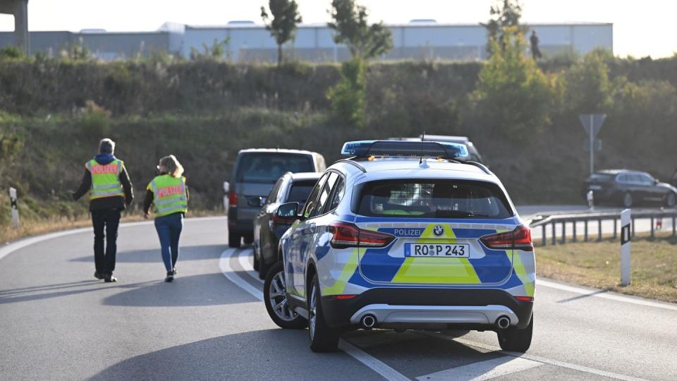 Bei Versuch, sich einer Polizeikontrolle zu entziehen, kommt ein völlig überfülltes mutmaßliches Schleuserfahrzeug am frühen Morgen von der Straße ab und überschlägt sich. (Bild: Sven Hoppe/dpa)