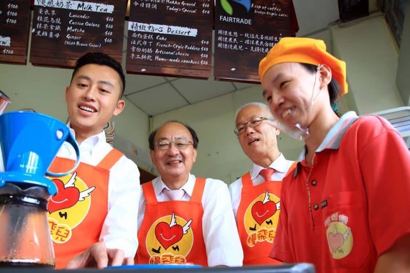 新竹市長林智堅（左１）手作咖啡，支持身障者就業。（取自慢飛兒庇護工場臉書）