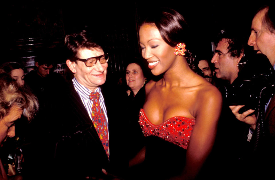 En 1988, Yves Saint Laurent, mentor et ami du modèle, menace Vogue France de retirer ses publicités du magazine s’il refuse de mettre en avant des mannequins noires. Au mois d’août, Naomi Campbell devient la première femme noire à faire la couverture du mensuel.