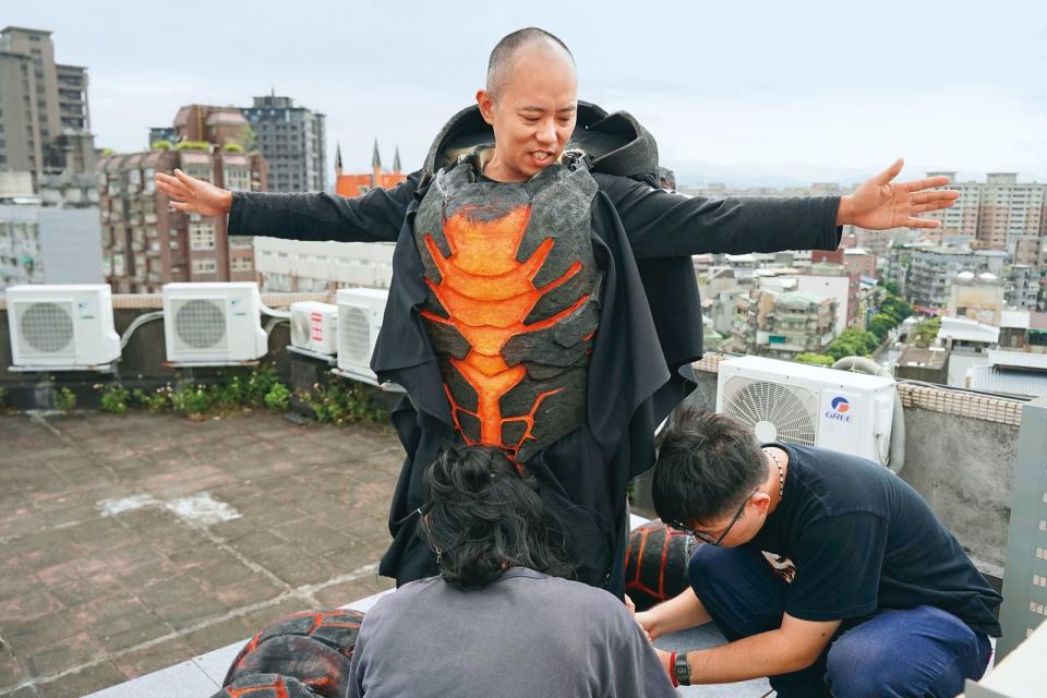 特製隊去年拍攝短片《大黑》，演員穿上戲服飾演怪獸。（特製隊提供）