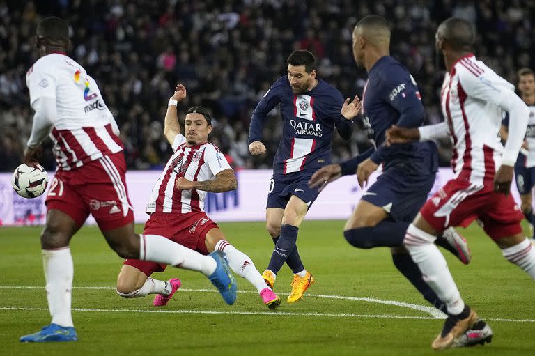 Un defensor de Ajaccio bloquea a Lionel Messi cuando se aprestaba a convertir para PSG; los parisinos golearon por 5-0 y el rosarino regresó al equipo titular tras la sanción por su viaje a Arabia Saudita