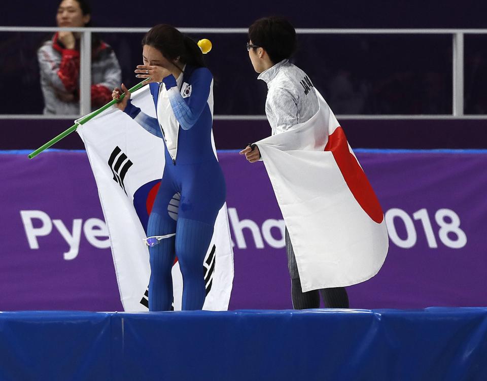 La medallista de oro aplaza su celebración y consuela a la ganadora de la plata