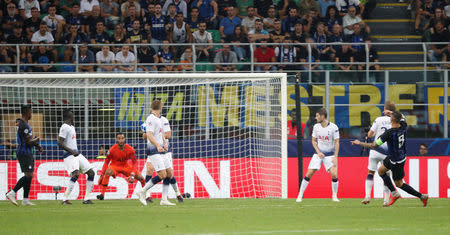 Foto del martes del delantero del Inter de Milán Mauro Icardi marcando el gol del 1-1 parcial ante Tottenham Hotspur. Sep 18, 2018 REUTERS/Stefano Rellandini