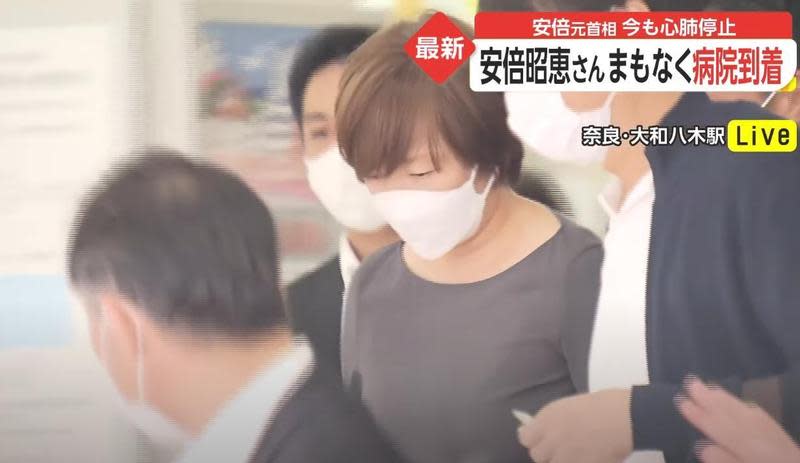 安倍晉三的夫人安倍昭惠從東京出發，趕到醫院、到院方確認安倍死亡，才相隔約8分鐘。（翻攝自 FNNプライムオンラインYouTube）