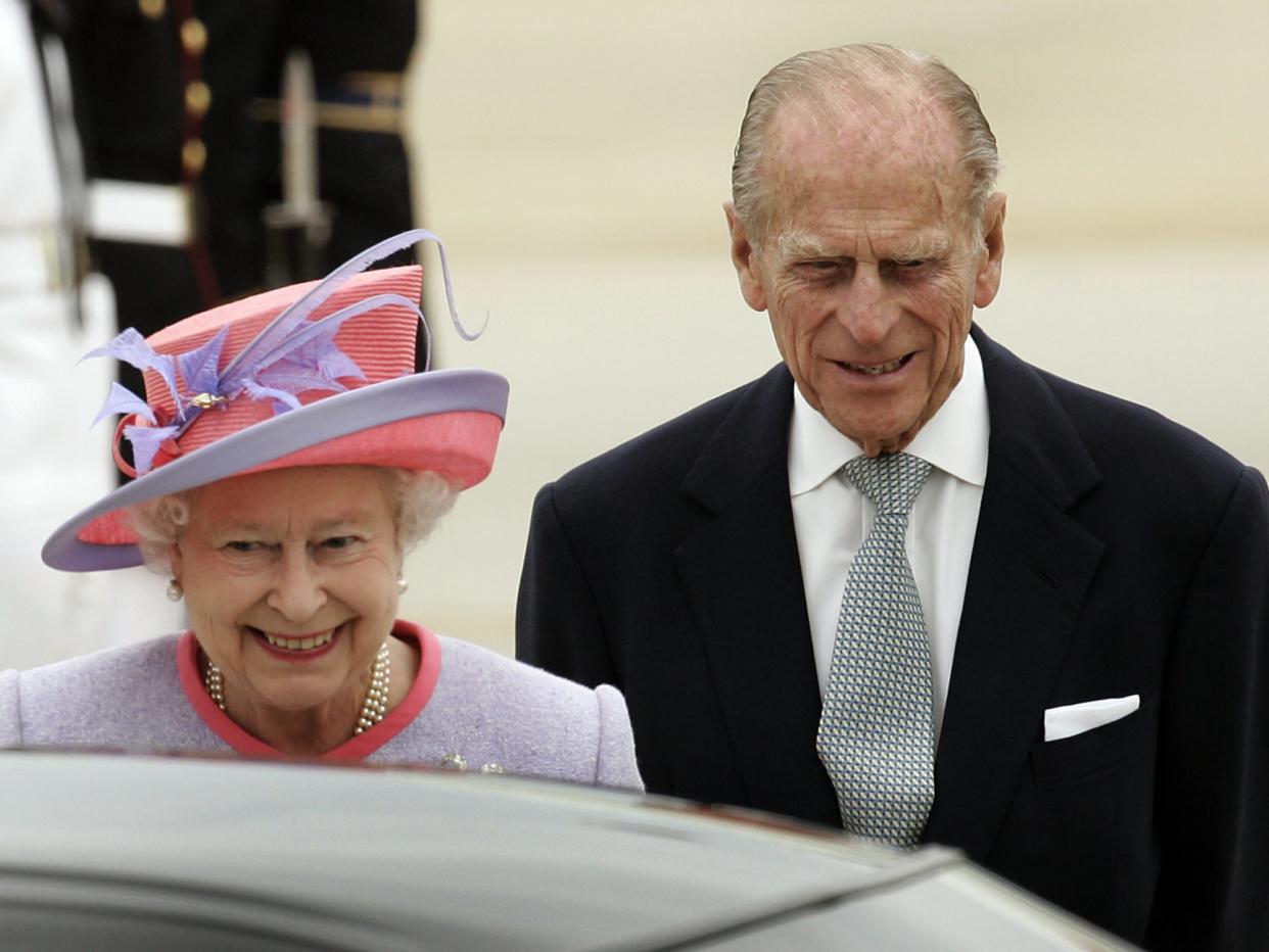 La reina Isabel II y el príncipe Felipe llegan a Richmond, Virginia, en la última visita oficial del duque a los EE. UU. (AFP via Getty Images)