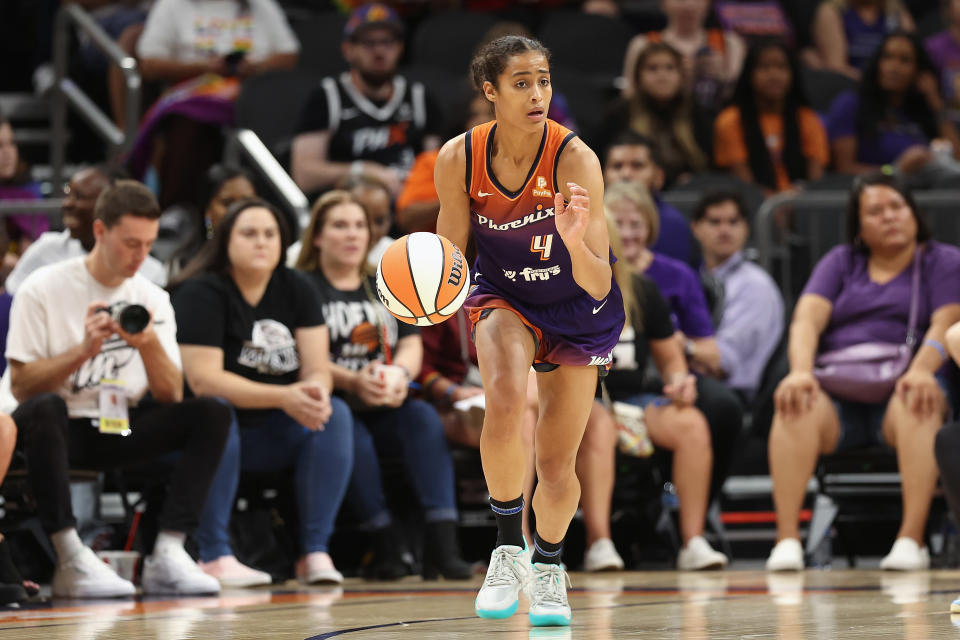 PHOENIX, ARIZONA – JUNE 10: Skylar Diggins-Smith #4 of the Phoenix Mercury handles the ball during the first half of the WNBA game at Footprint Center on June 10, 2022 in Phoenix, Arizona. (Photo by Christian Petersen/Getty Images)