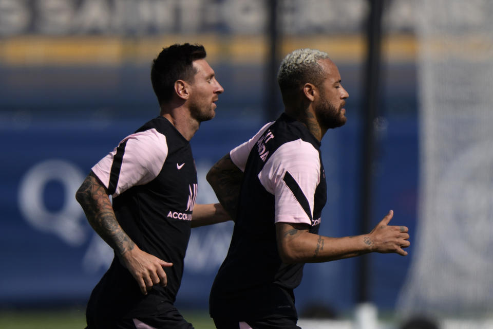 Lionel Messi (izquierda) y Neymar entrenan con el Paris Saint-Germain, el viernes 13 de agosto de 221. (AP Photo/Francois Mori)