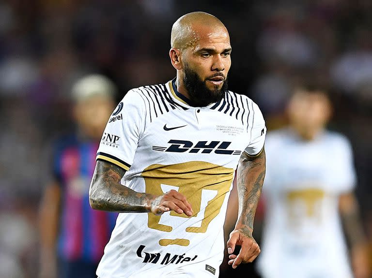 Dani Alves jugó pocos partidos en Pumas, que le reclama un resarcimiento por incumplir su compromiso de buena conducta