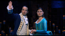 En esta imagen proporcionada por Disney Plus, Lin-Manuel Miranda interpreta a Alexander Hamilton, izquierda, y Phillipa Soo interpreta a Eliza Hamilton en una versión filmada de la producción original de Broadway de "Hamilton". (Disney Plus via AP)