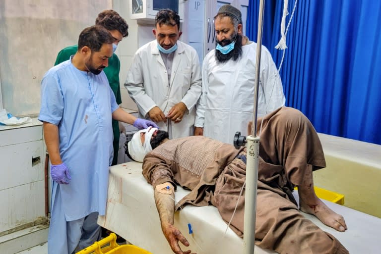 Unos médicos atienden a un herido en el accidente de autobús el 16 de julio de 2024 en un hospital en Pul-e Khumri, en Afganistán (-)
